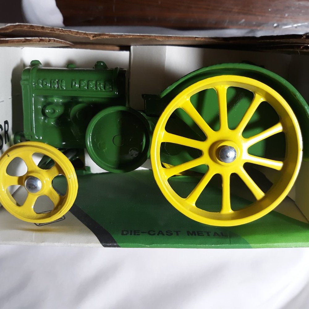 John Deere 1923 Model D Toy Tractor, ERTL #500 - Picture 2 of 3